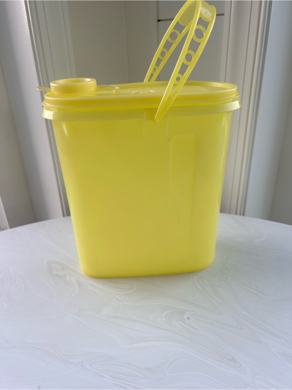 Vintage Tupperware 587 2 Qt Beverage Buddy Drink Pitcher Yellow Never Used!!